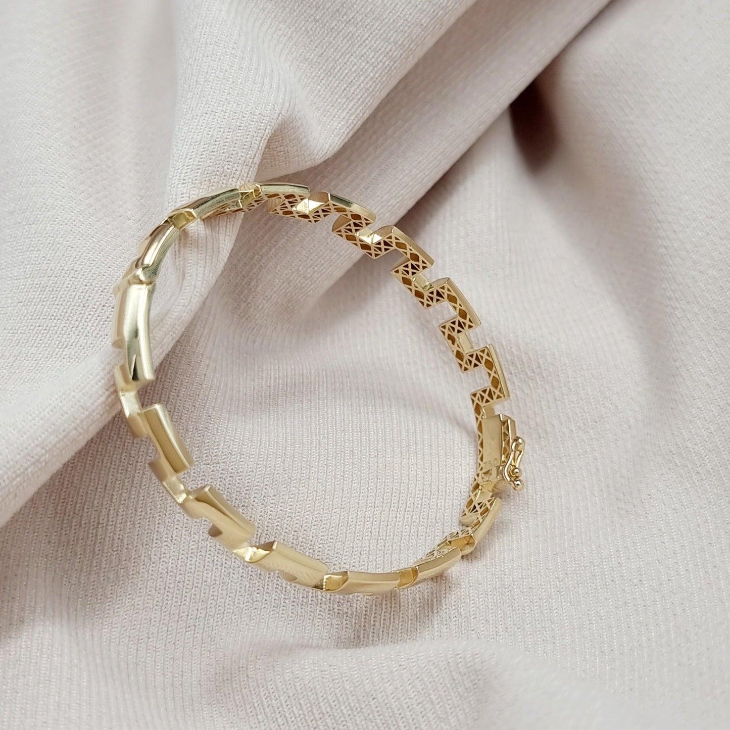 18K Pure Gold Elegant Design Bangle