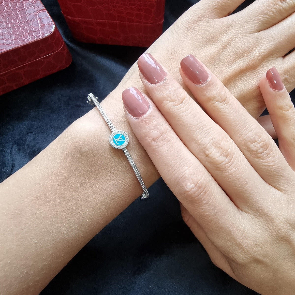 18K Pure White Gold Elegant w/ Zircon Stone Design Bangle